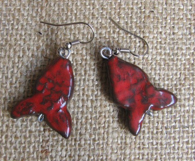 boucle d'oreille en terre émaillée rouge