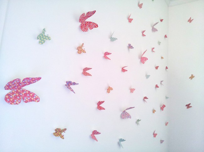envollée de papillon en papier déco sur un mur 4