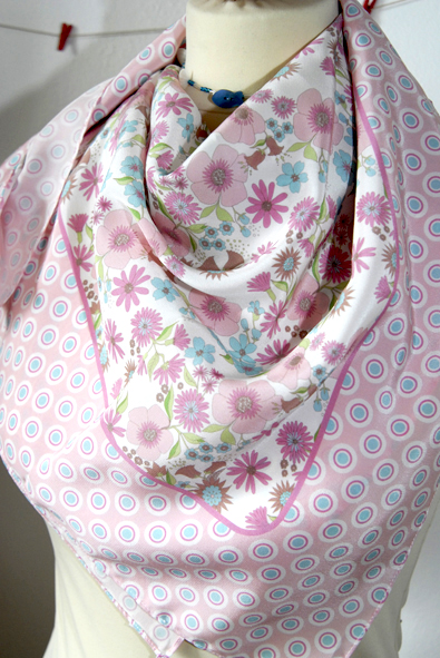 foulard en soie motif fleur pastel 1