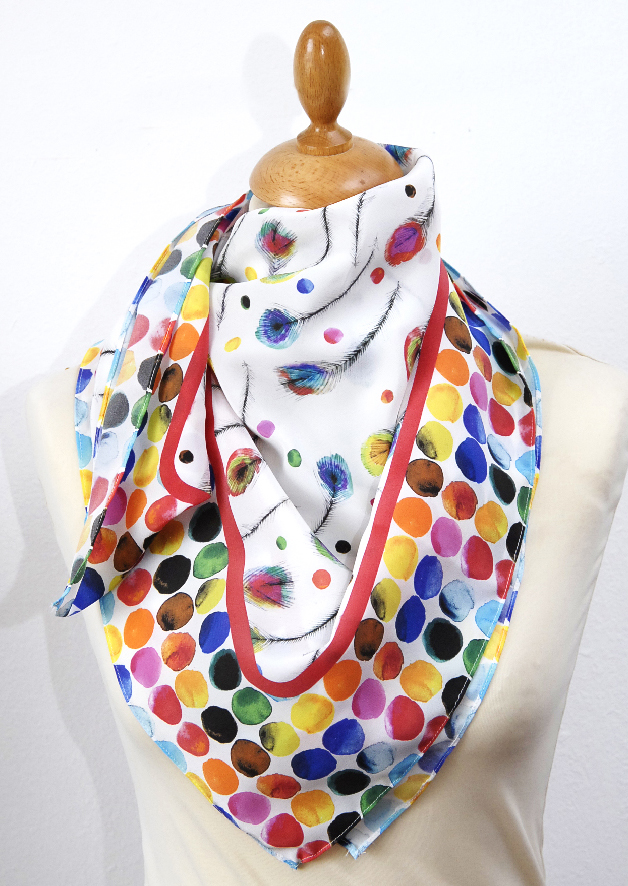 foulard en soie motif plume de paon 1