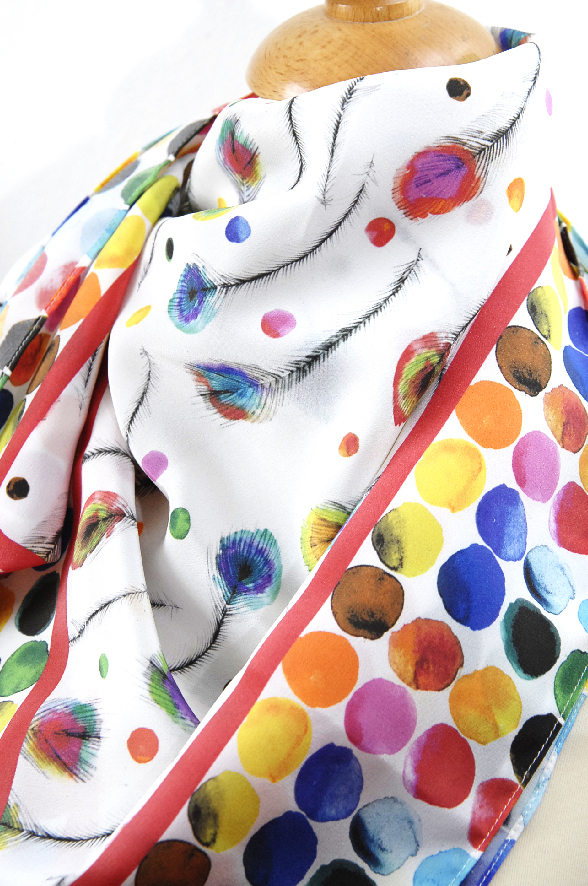 foulard en soie motif plume de paon