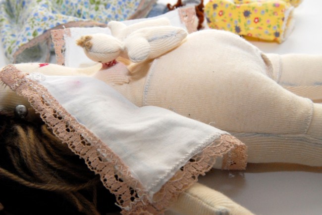 poupée en tissu qui accouche